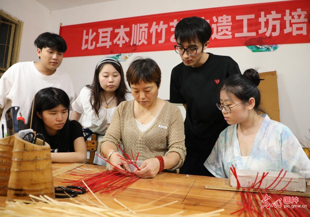 直播助農(nóng)、健康義診、扮靚街巷……青年學(xué)子暑期返鄉(xiāng)服務(wù)桑梓