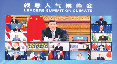 2021年4月22日晚，應(yīng)美國(guó)總統(tǒng)拜登邀請(qǐng)，國(guó)家主席習(xí)近平在北京以視頻方式出席領(lǐng)導(dǎo)人氣候峰會(huì)，并發(fā)表題為《共同構(gòu)建人與自然生命共同體》的重要講話。新華社記者 李 響攝