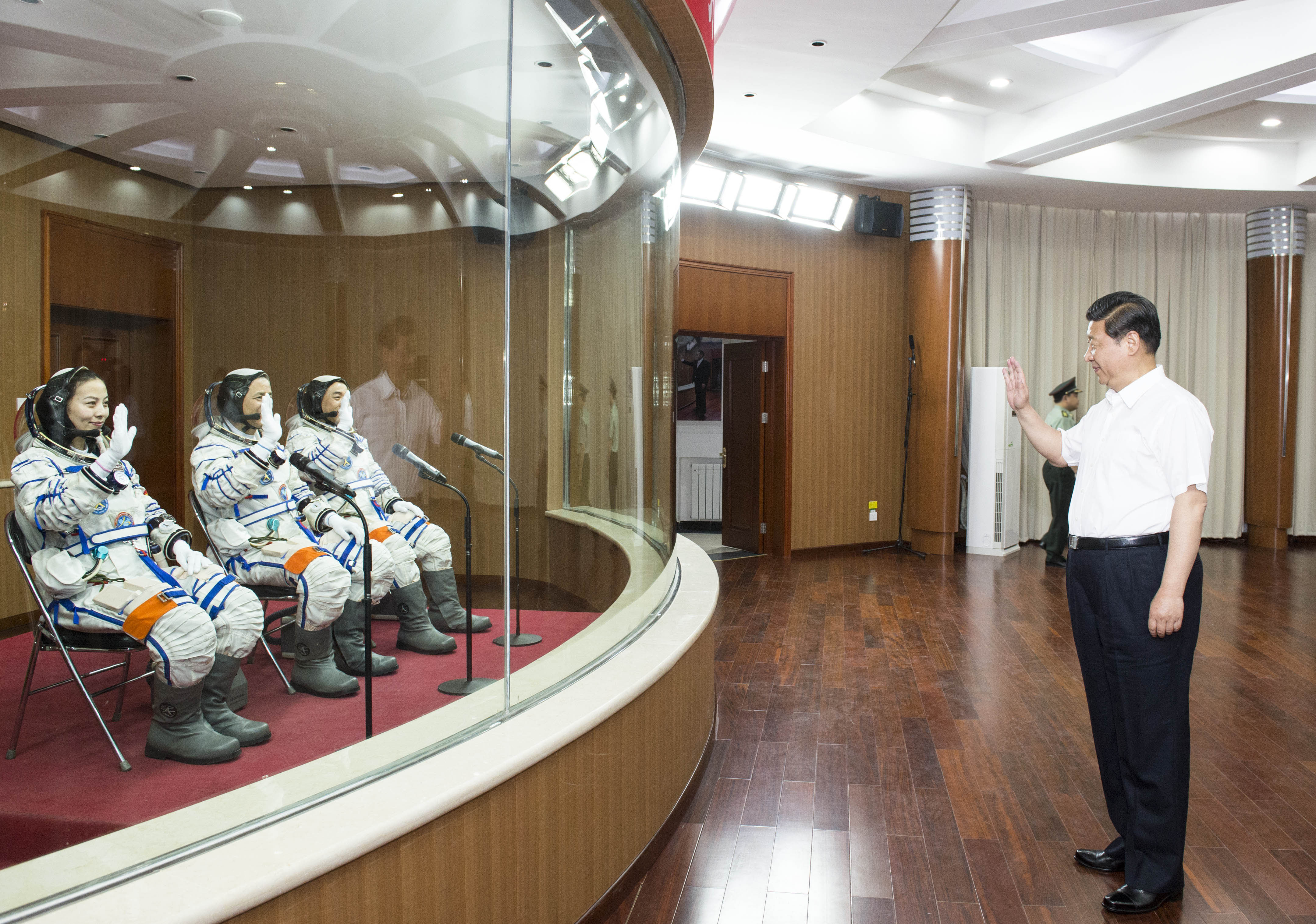 2013年6月11日，習(xí)近平總書記在酒泉衛(wèi)星發(fā)射中心觀看神舟十號(hào)載人飛船發(fā)射。這是習(xí)近平向即將出征的航天員聶海勝、張曉光、王亞平揮手致意。