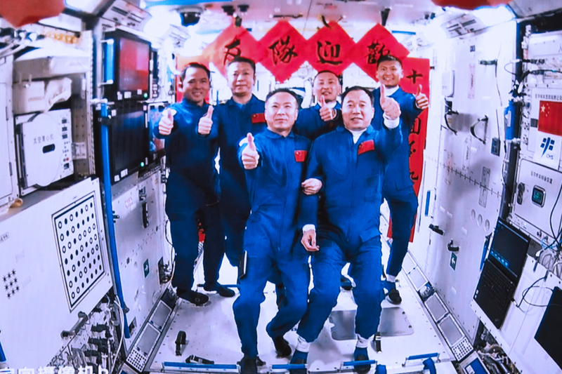 2023年5月30日，在北京航天飛行控制中心拍攝的神舟十五號(hào)航天員乘組與神舟十六號(hào)航天員乘組拍下“全家福”的畫面。