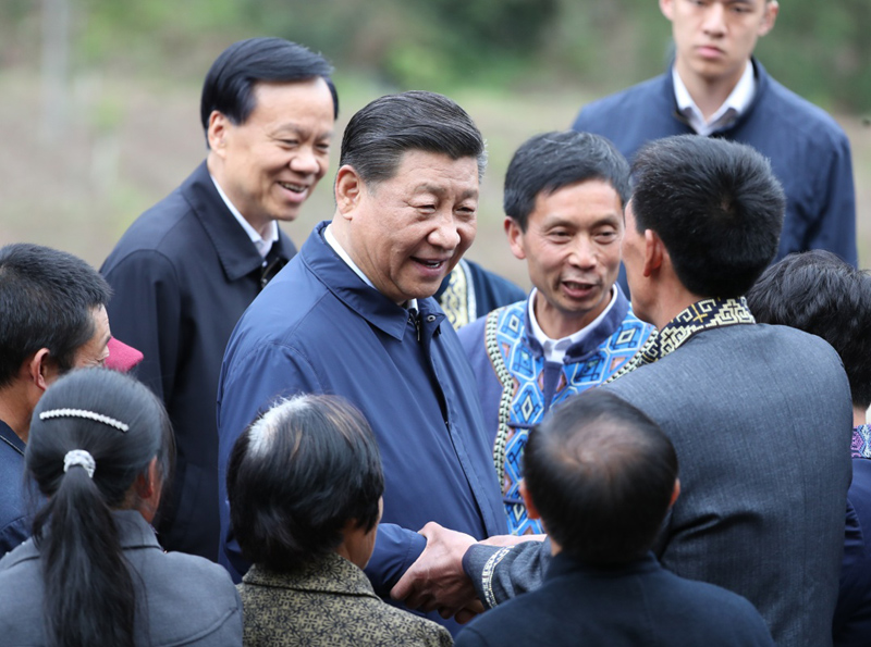 2019年4月15日至17日，中共中央總書記、國家主席、中央軍委主席習(xí)近平在重慶考察，并主持召開解決“兩不愁三保障”突出問題座談會。這是4月15日下午，習(xí)近平在石柱土家族自治縣中益鄉(xiāng)華溪村同村民親切交流。新華社記者 丁海濤 攝