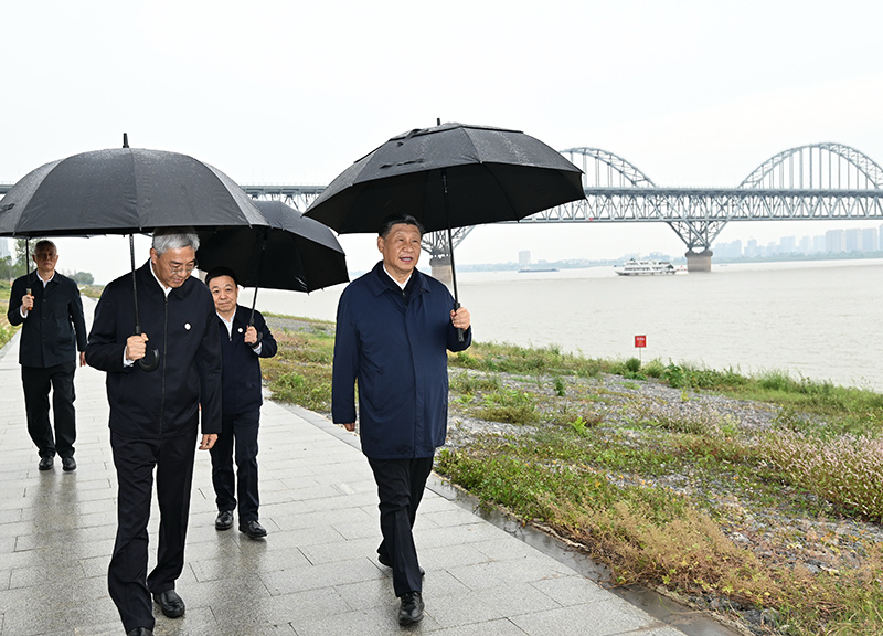 2023年10月10日至13日，中共中央總書記、國(guó)家主席、中央軍委主席習(xí)近平在江西考察。這是10日下午，習(xí)近平在長(zhǎng)江國(guó)家文化公園九江城區(qū)段考察時(shí)，冒雨沿江堤步行察看沿岸風(fēng)貌。新華社記者 謝環(huán)馳 攝
