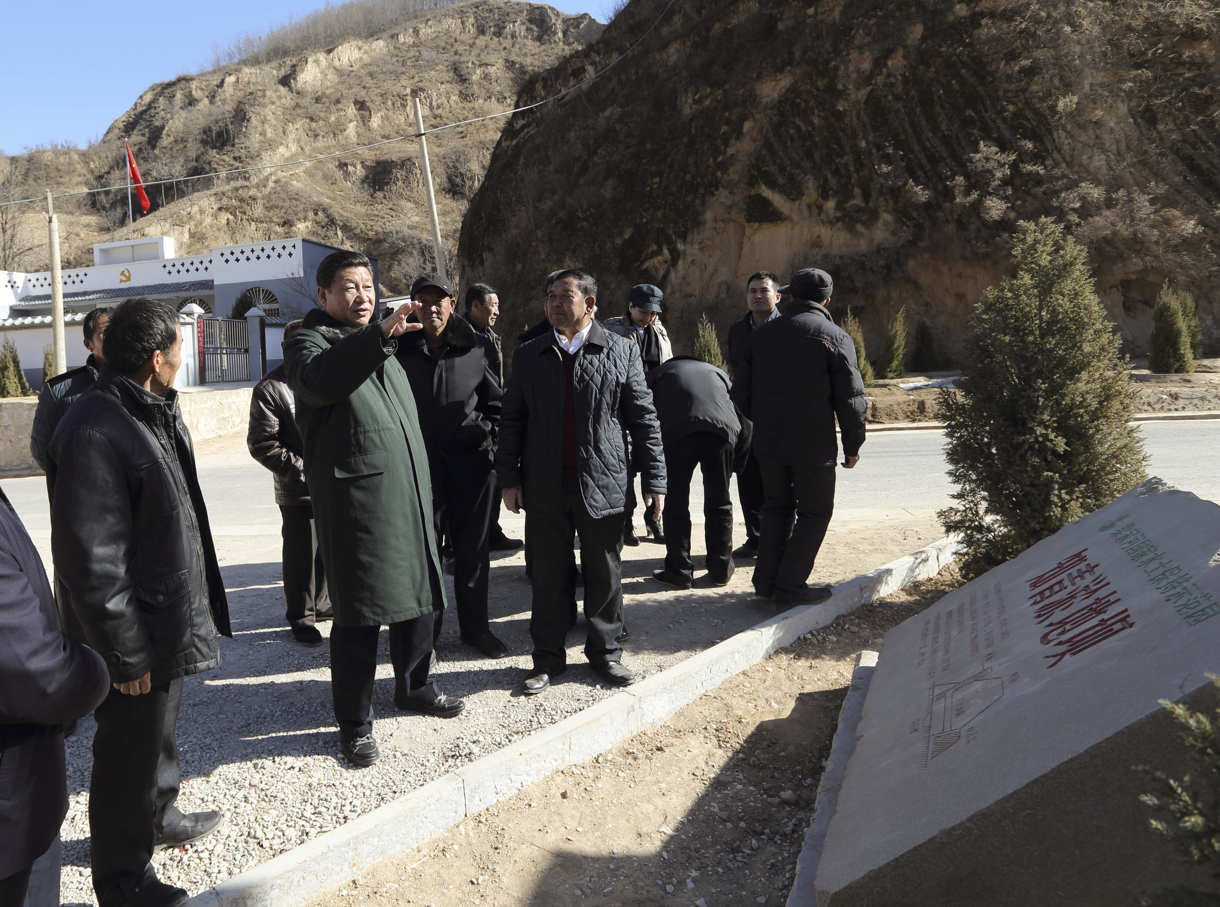 2015年春節(jié)前夕，習(xí)近平來到陜西考察調(diào)研，第一站便來到延安市延川縣梁家河村。新華社 發(fā)