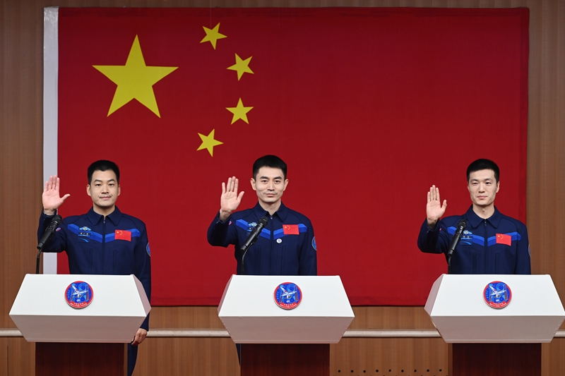 2024年月24日，神舟十八號載人飛行任務(wù)航天員葉光富（中）、李聰（右）、李廣蘇在酒泉衛(wèi)星發(fā)射中心問天閣與媒體記者集體見面。