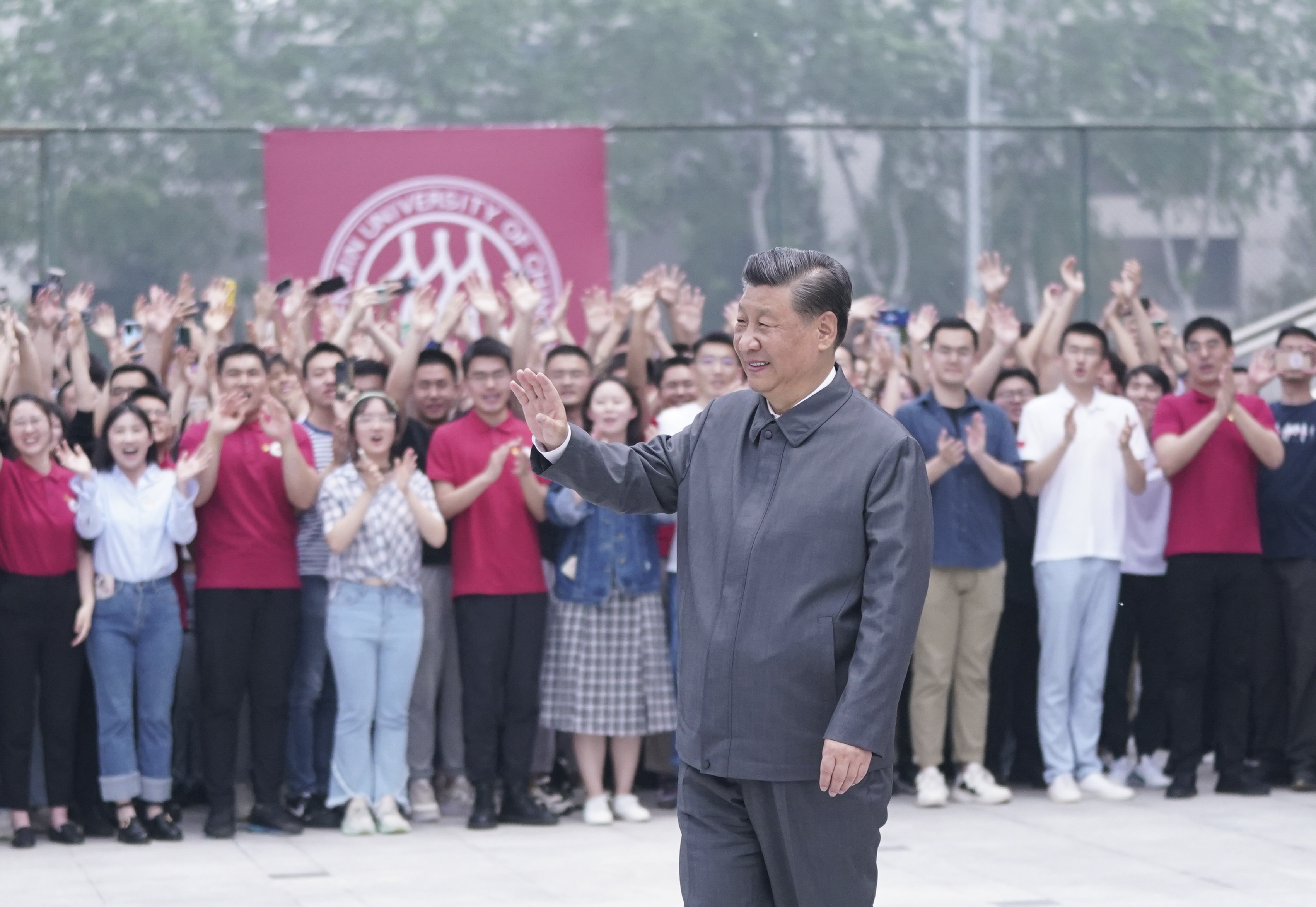 2022年4月25日，習(xí)近平總書記來到中國(guó)人民大學(xué)考察調(diào)研。這是習(xí)近平向師生們揮手致意。