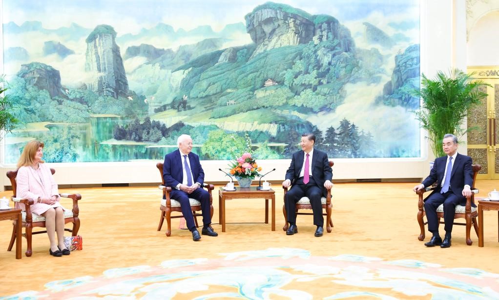 2024年4月8日，國家主席習(xí)近平在北京人民大會(huì)堂會(huì)見法國梅里埃基金會(huì)主席梅里埃夫婦。新華社記者 黃敬文 攝
