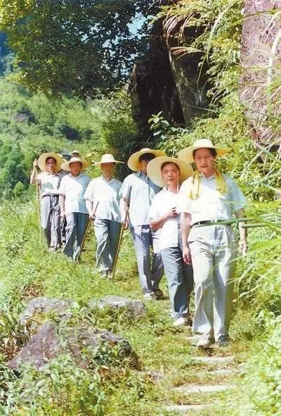 1989年7月，習(xí)近平在壽寧縣山村。