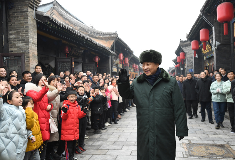 2022年1月27日，習(xí)近平總書記在平遙古城向現(xiàn)場群眾揮手致意。