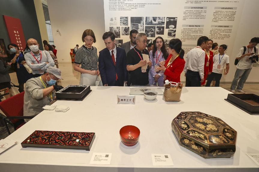 2023年5月28日，北京，推光漆器匠人為駐華使節(jié)展示技藝。