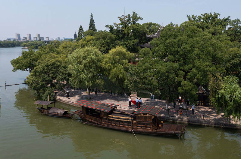 2022年7月27日，南湖紅船?？吭谡憬〖闻d市南湖旅游區(qū)的湖心島旁。