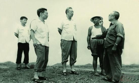 1978年8月，習(xí)仲勛（左三）在廣東惠陽農(nóng)村調(diào)研。在清華大學(xué)讀書的習(xí)近平（左一）利用暑假時間參加社會實踐，隨同父親一起下鄉(xiāng)。