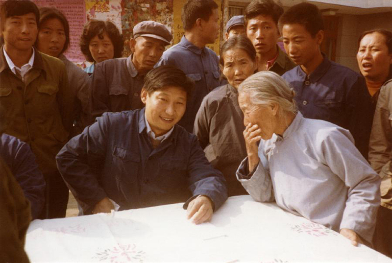 1983年，時任河北正定縣委書記的習(xí)近平（前排居中），臨時在大街上擺桌子聽取老百姓意見。