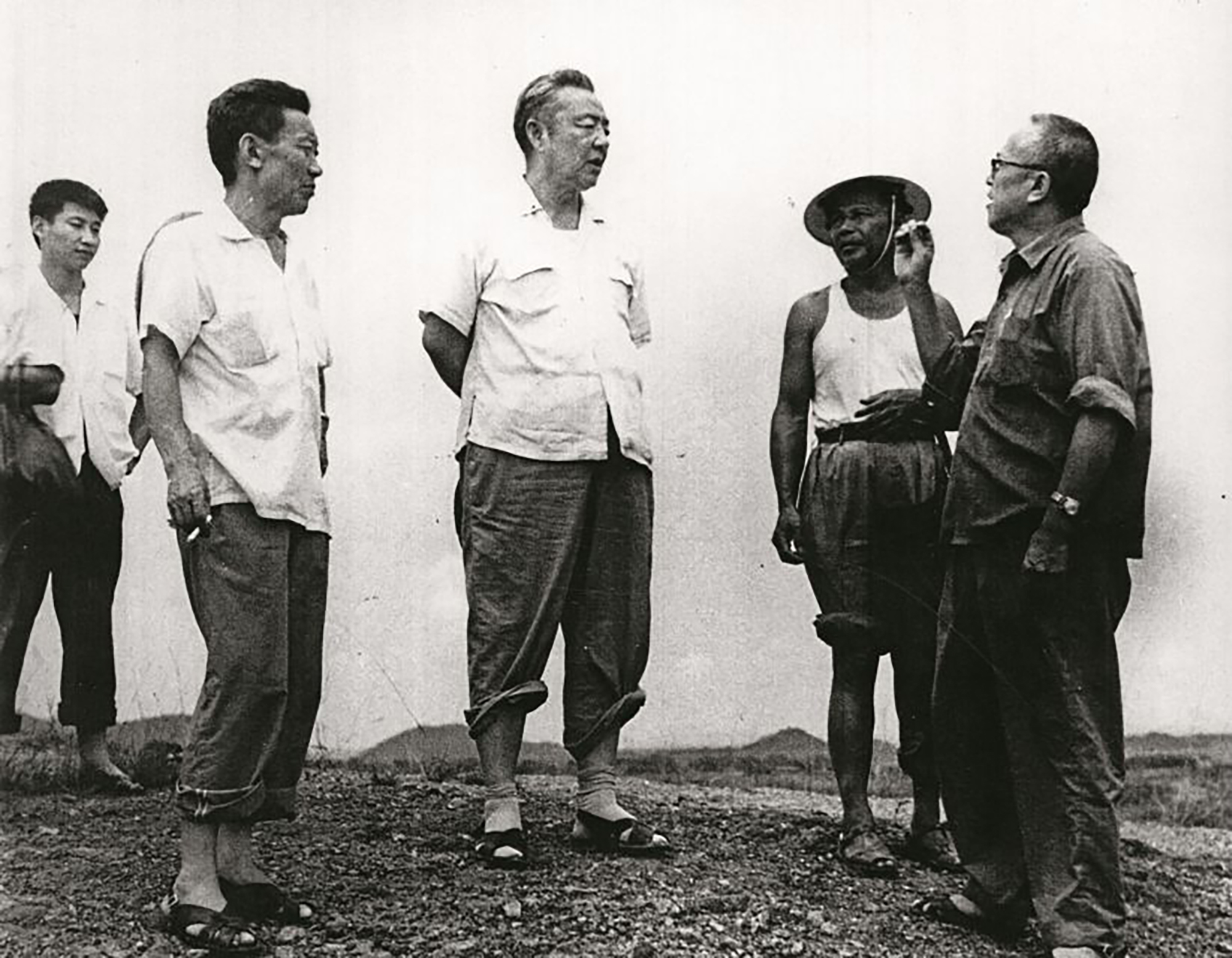 1978年8月5日，習(xí)仲勛（中）在廣東惠陽地區(qū)調(diào)研。左二為廣東省委農(nóng)村工作部副部長杜瑞芝，右一為惠陽地委書記李富林。 左一為當(dāng)時正在清華大學(xué)暑期的習(xí)近平。