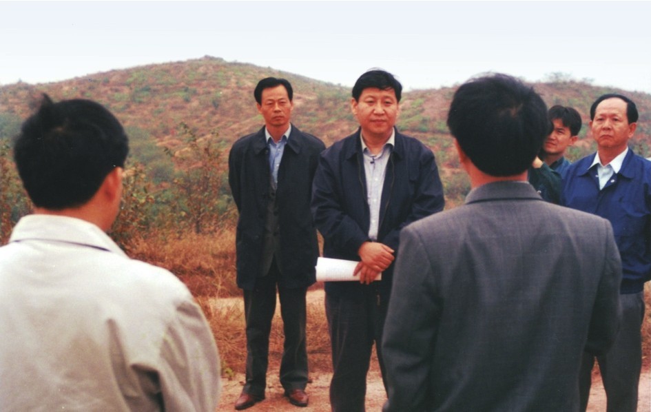 1999年11月，習(xí)近平在龍巖市長(zhǎng)汀縣河田水土流失治理區(qū)調(diào)研。圖源：《習(xí)近平在福建（下）》