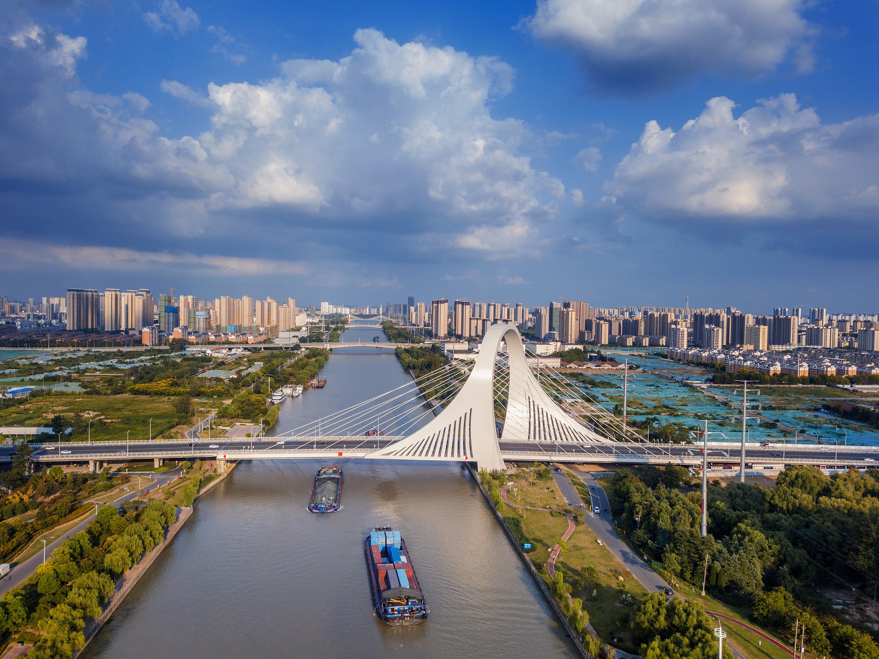 2022年9月12日，幾艘船舶行駛在江蘇淮安運(yùn)河大橋附近。