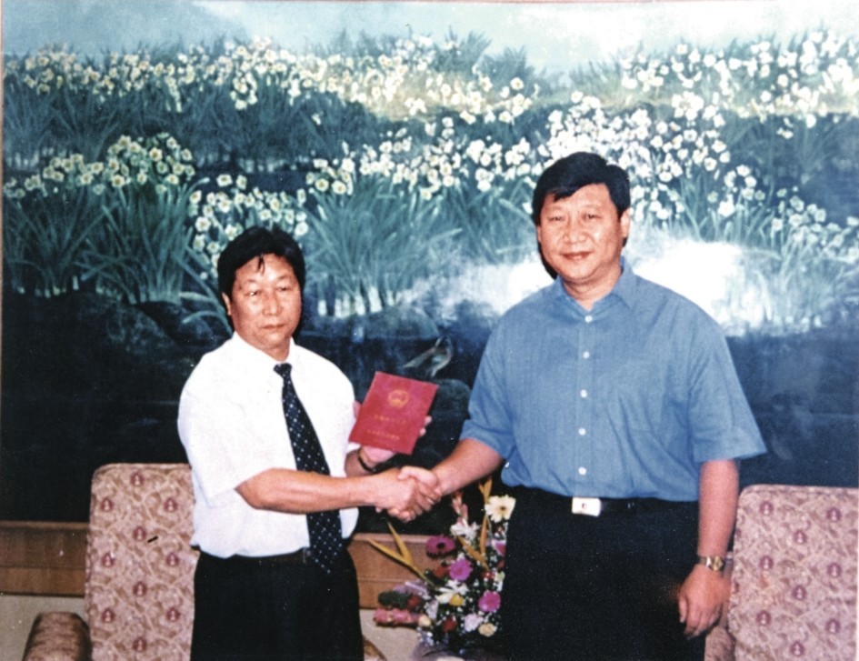 2000年7月，習(xí)近平為福建農(nóng)林大學(xué)教授林占熺頒發(fā)福建省政府“一等功”榮譽(yù)證書(shū)。圖源：《習(xí)近平在福建》（下）