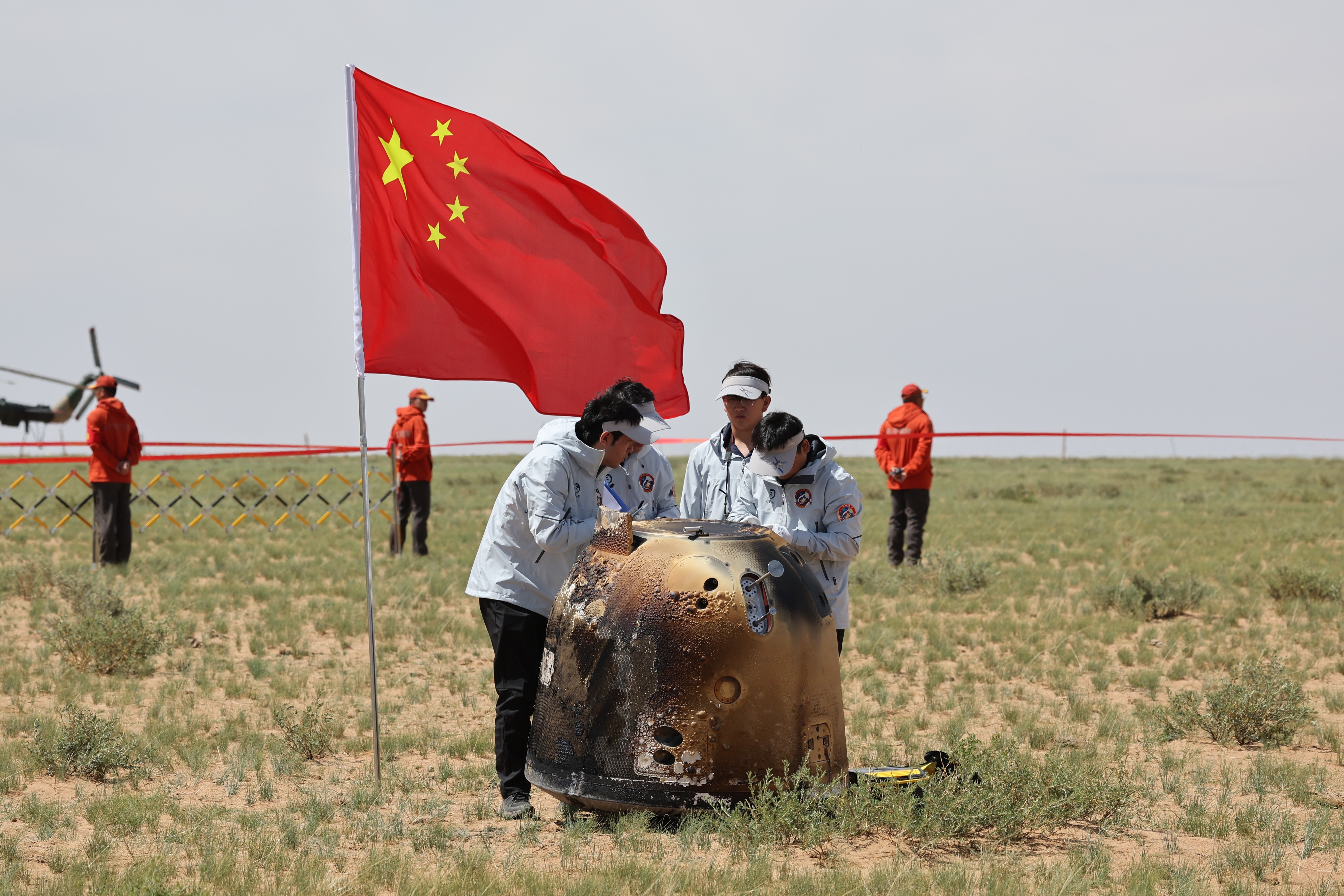 6月25日拍攝的嫦娥六號返回器回收現(xiàn)場。