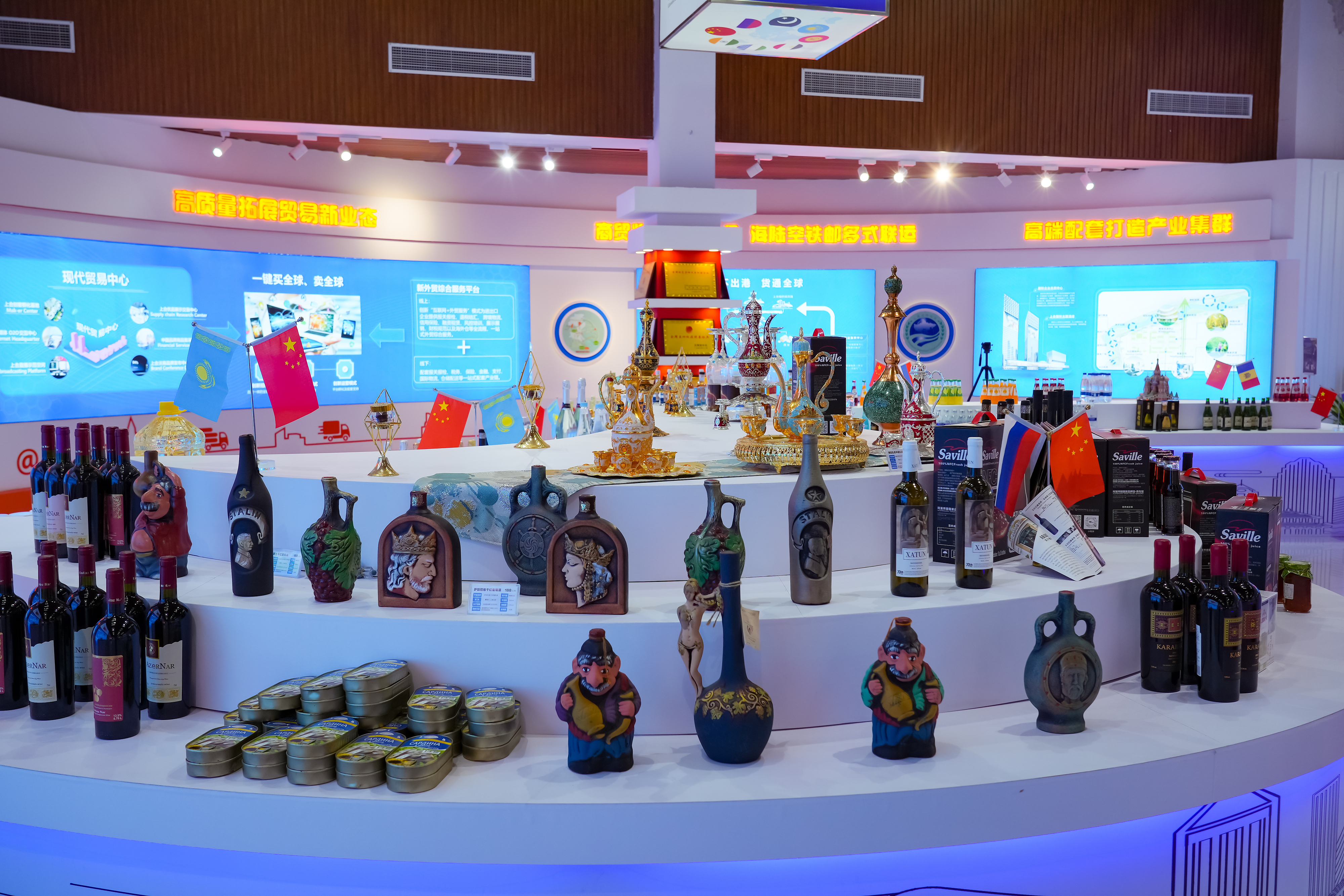 2022年10月19日，青島，上合示范區(qū)展出的上合國家特色商品。