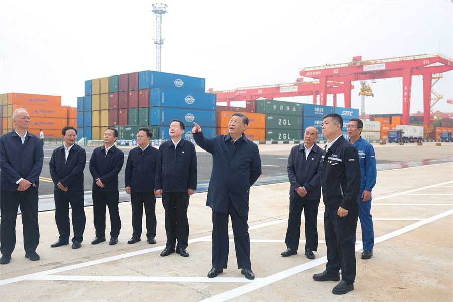 2024年5月22日至24日，中共中央總書記、國家主席、中央軍委主席習近平在山東考察。這是22日下午，習近平在日照港察看全自動化集裝箱碼頭作業(yè)場景。新華社記者 鞠鵬 攝