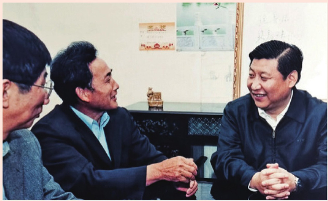 2003年4月24日，時任浙江省委書記習近平在浙江下姜村調(diào)研。
