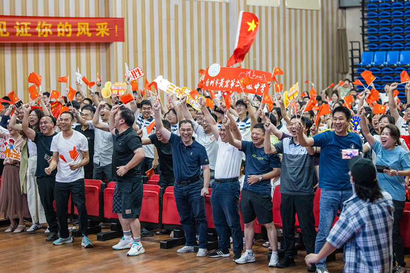 北京時間7月27日，2024年巴黎奧運會首個比賽日，在射擊10米氣步槍混合團體比賽中，中國選手黃雨婷/盛李豪獲得金牌。圖為黃雨婷的母校師生們通過收看奧運直播的方式為她加油助威。