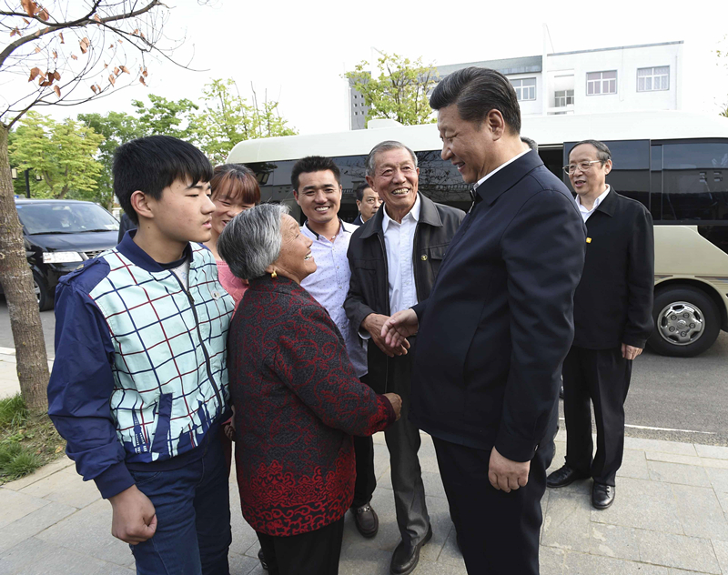 2016年4月25日，習(xí)近平在安徽省滁州市鳳陽縣小崗村看望當(dāng)年大包干帶頭人嚴(yán)金昌（右三）一家。