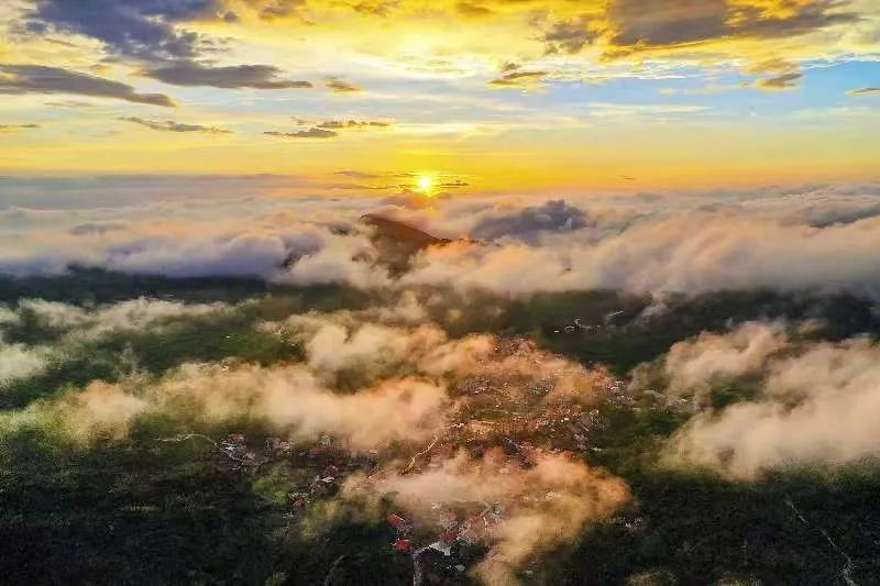 圖為云霧繚繞的軍營村，群山盡翠，紅瓦掩映。廈門市委宣傳部供圖