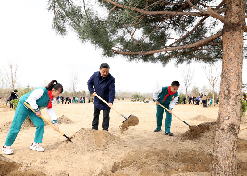 2022年3月，習(xí)近平總書記來到北京市大興區(qū)黃村鎮(zhèn)參加首都義務(wù)植樹活動，同大家一起植樹。新華社記者 黃敬文 攝