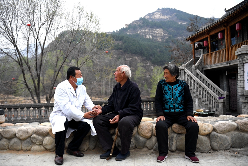2020年4月15日，在河北阜平縣龍泉關(guān)鎮(zhèn)駱駝灣村，村醫(yī)霍建國(guó)為村民把脈。
