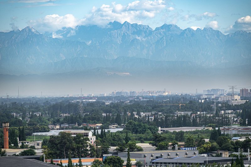 2024年7月1日，成都天氣晴好，遠(yuǎn)處雪山清晰可見(jiàn)。