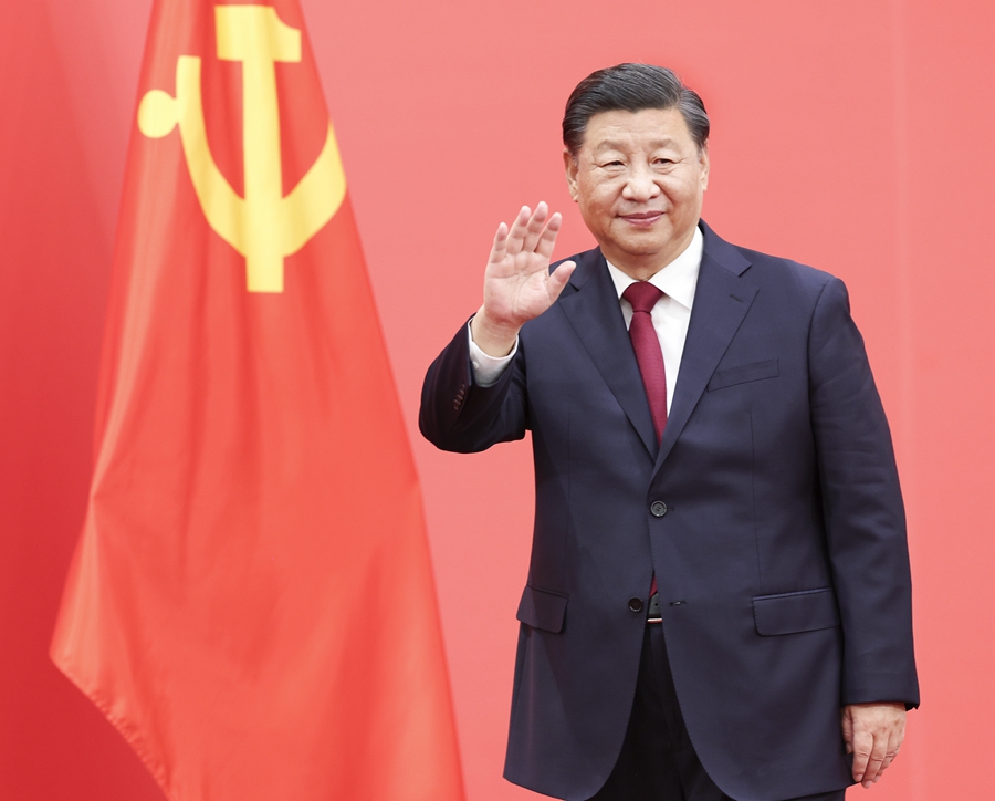 2022年10月23日，習(xí)近平在北京人民大會堂同采訪中共二十大的中外記者親切見面。