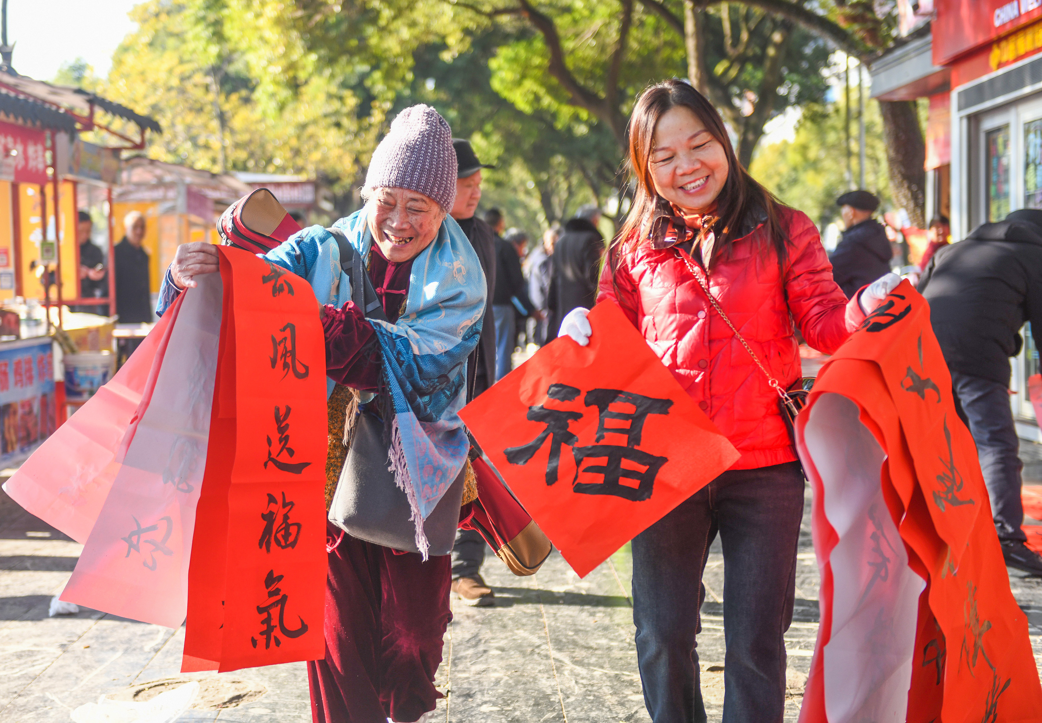 2025年1月13日，在湖南省永州市道縣西洲公園義工崗?fù)?，市民們領(lǐng)到了書法志愿者為大家書寫的春聯(lián)。