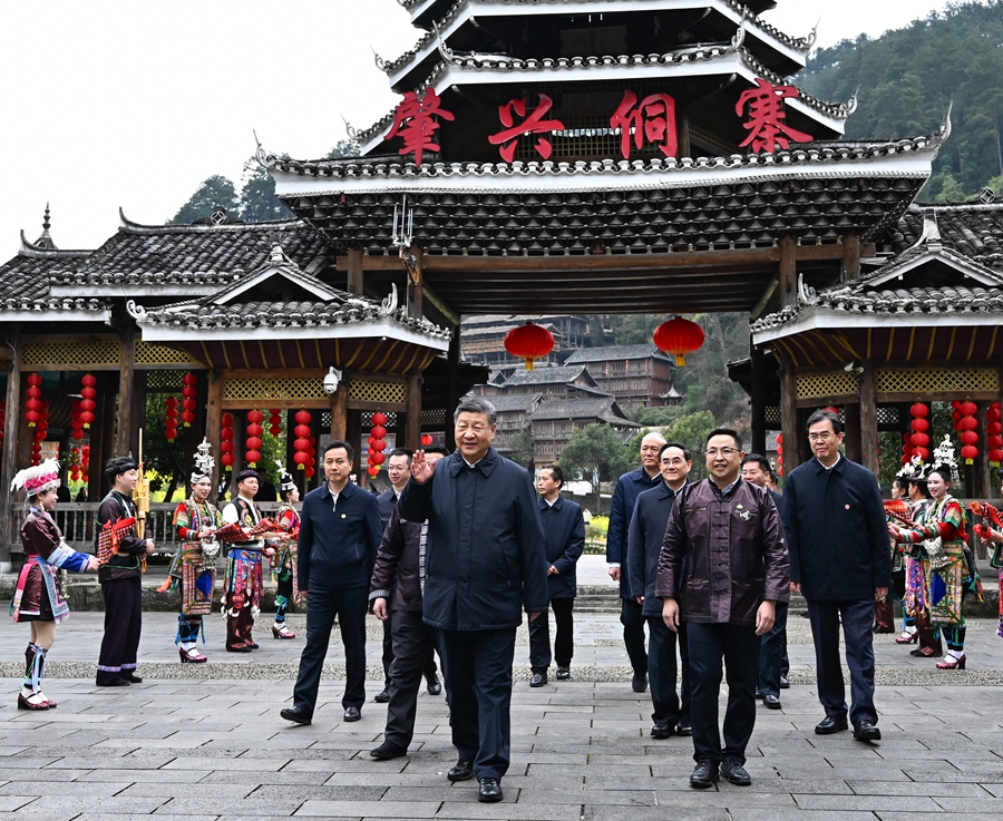 2025年3月17日下午，習(xí)近平在黔東南州黎平縣肇興侗寨考察時(shí)，在寨門口向身著民族盛裝歡迎的村民揮手致意。新華社記者 燕雁 攝