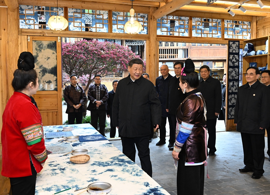2025年3月17日下午，習(xí)近平在黔東南州黎平縣肇興侗寨侗鄉(xiāng)特色產(chǎn)業(yè)基地考察。新華社記者 謝環(huán)馳 攝