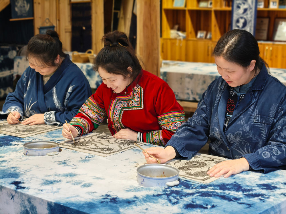 2025年3月14日，村民在肇興侗寨內(nèi)制作蠟染。圖片來源：新華社