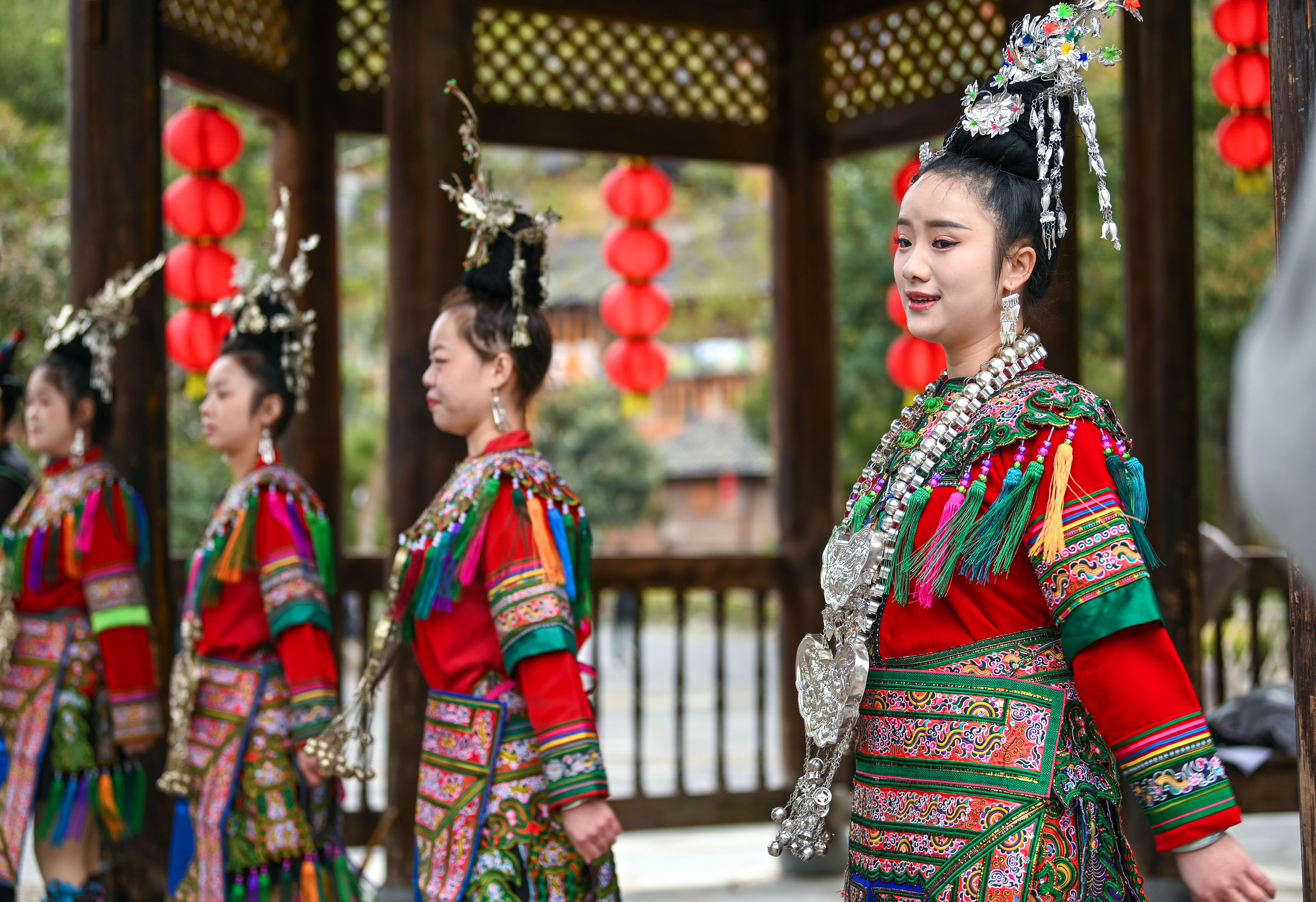  2025年3月18日，侗族群眾在貴州省黎平縣肇興侗寨給游客演唱侗族大歌。