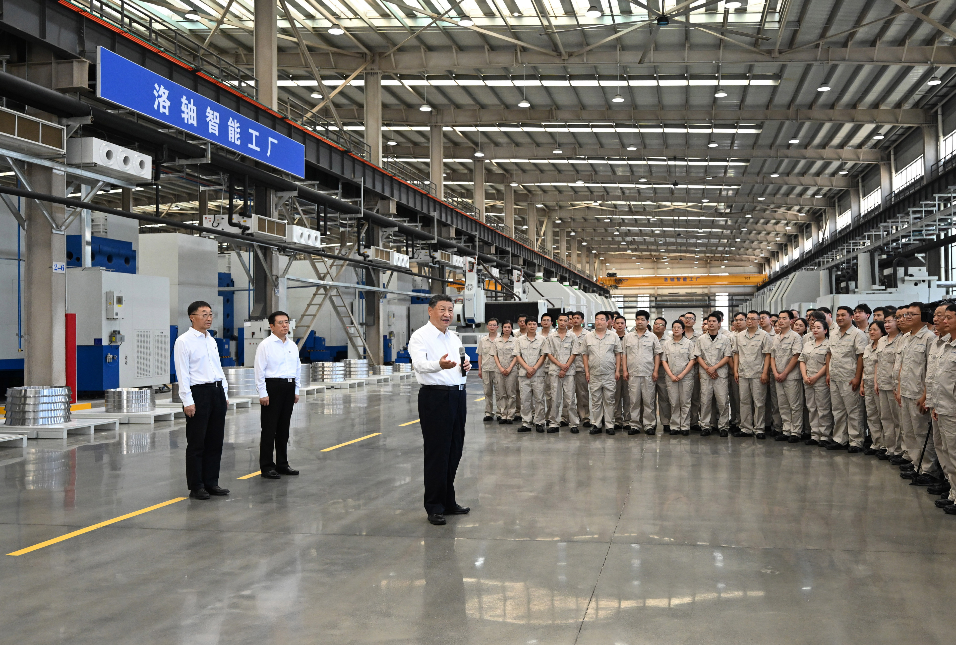 5月19日至20日，中共中央總書記、國家主席、中央軍委主席習(xí)近平在河南考察。這是19日下午，習(xí)近平在洛陽軸承集團(tuán)股份有限公司智能工廠考察時(shí)，同企業(yè)職工親切交流。新華社記者 燕雁 攝
