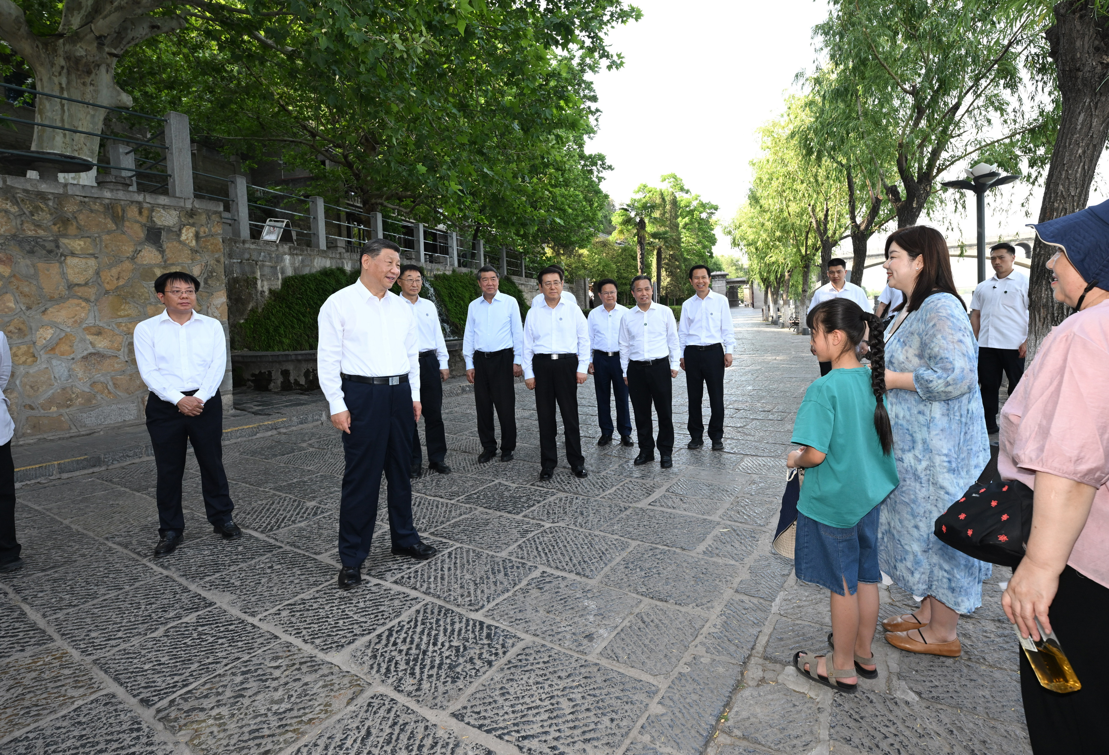 5月19日至20日，中共中央總書記、國家主席、中央軍委主席習(xí)近平在河南考察。這是19日下午，習(xí)近平在洛陽龍門石窟考察時(shí)，同游客親切交流。新華社記者 謝環(huán)馳 攝