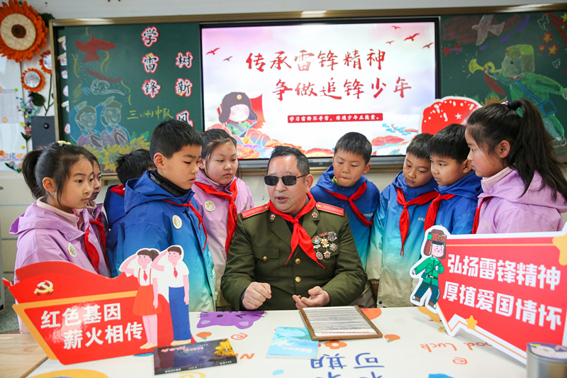2025年3月3日，江蘇南通如皋市安定小學(xué)里，傷殘軍人許波銀在思政小課堂上向?qū)W生講述雷鋒故事。