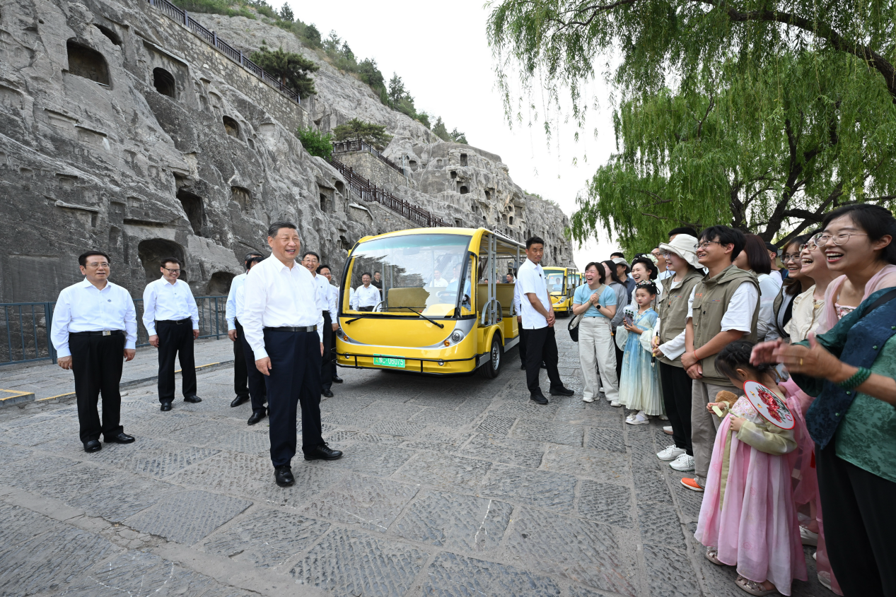 5月19日，習(xí)近平在洛陽(yáng)龍門石窟考察時(shí)，同游客親切交流。
