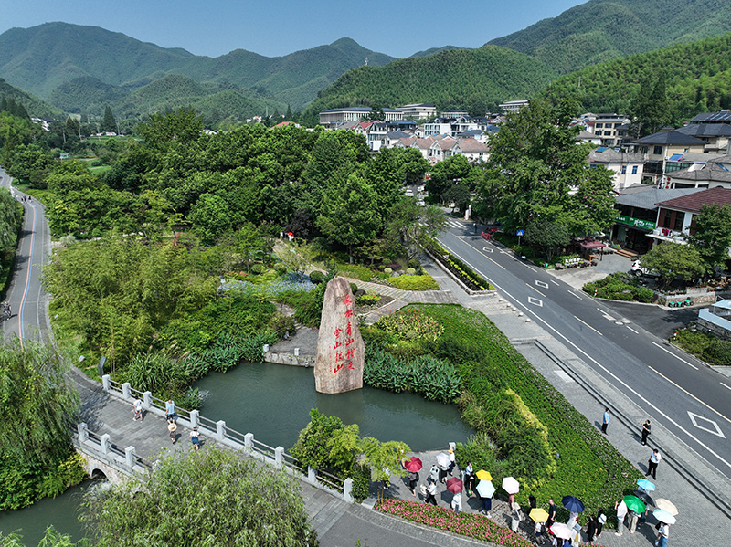 2023年8月11日，游客在浙江安吉余村參觀。