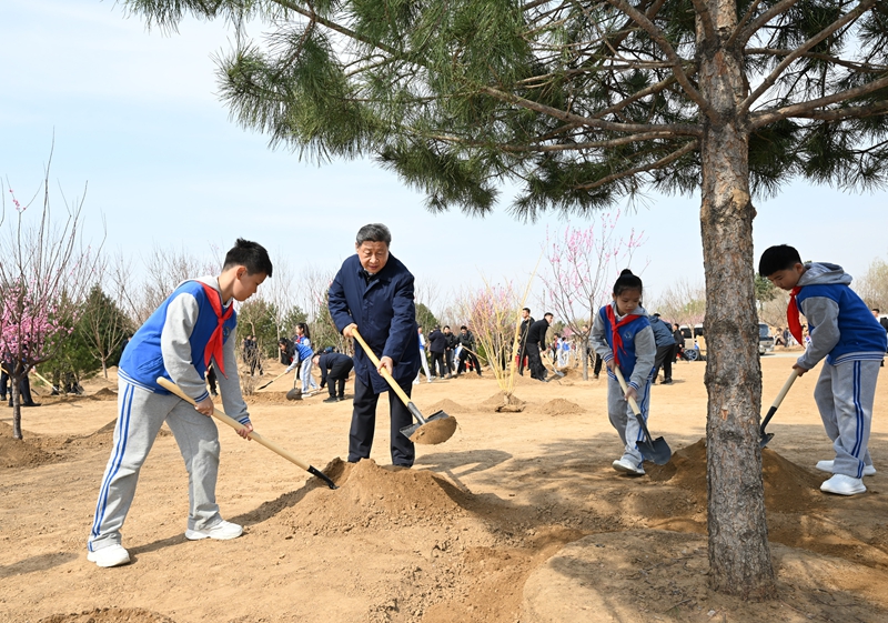 2025年4月3日，習(xí)近平總書記來到北京豐臺(tái)區(qū)永定河畔參加首都義務(wù)植樹活動(dòng)。