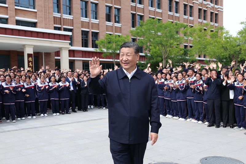 2024年6月18日，習(xí)近平總書記在青海果洛西寧民族中學(xué)考察時(shí)，向師生們揮手致意。
