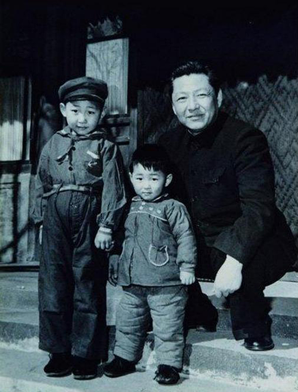 1958年，習(xí)仲勛與兒子習(xí)近平、習(xí)遠平在一起。