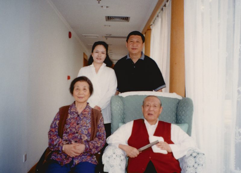 習(xí)近平與夫人彭麗媛同父親習(xí)仲勛、母親齊心的合影。