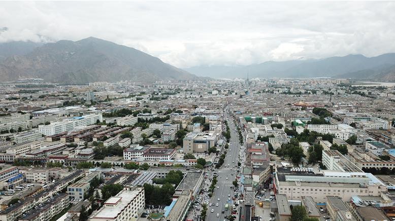 8月10日無人機(jī)拍攝的拉薩城市一景。新華社記者 王益亮 攝.jpg