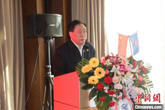 圖為中國非公立醫(yī)療機構協(xié)會常務副會長兼秘書長郝德明致辭?！№n相澤 攝
