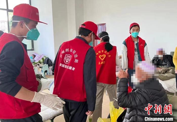 圖為得到妥善安置周到的服務，患者向志愿者豎起大拇指?！∪湛t市委宣傳部供圖