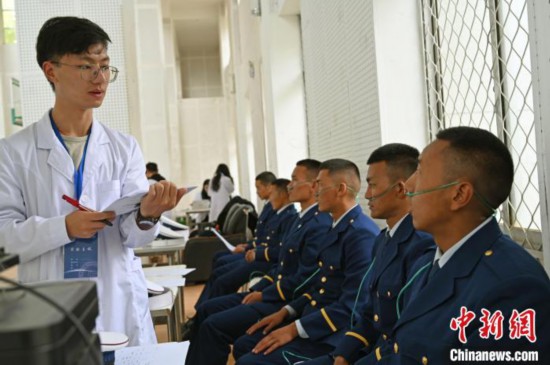 圖為研究團(tuán)隊(duì)成員登記消防員信息?！≮w朗 攝