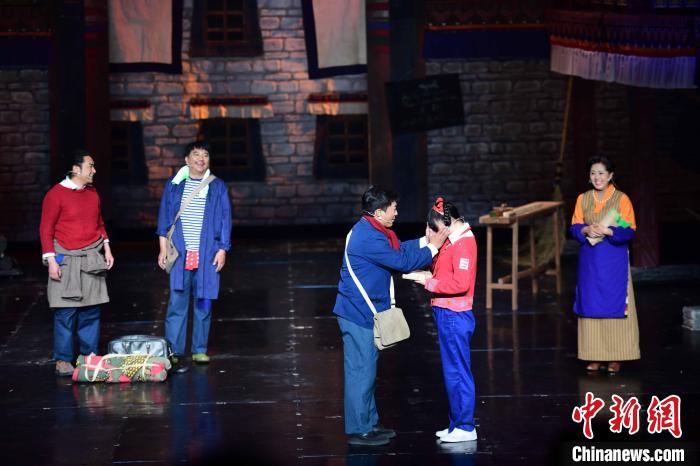 圖為西藏本土話劇《八廓街北院》演出現(xiàn)場?！∝暩聛硭?攝